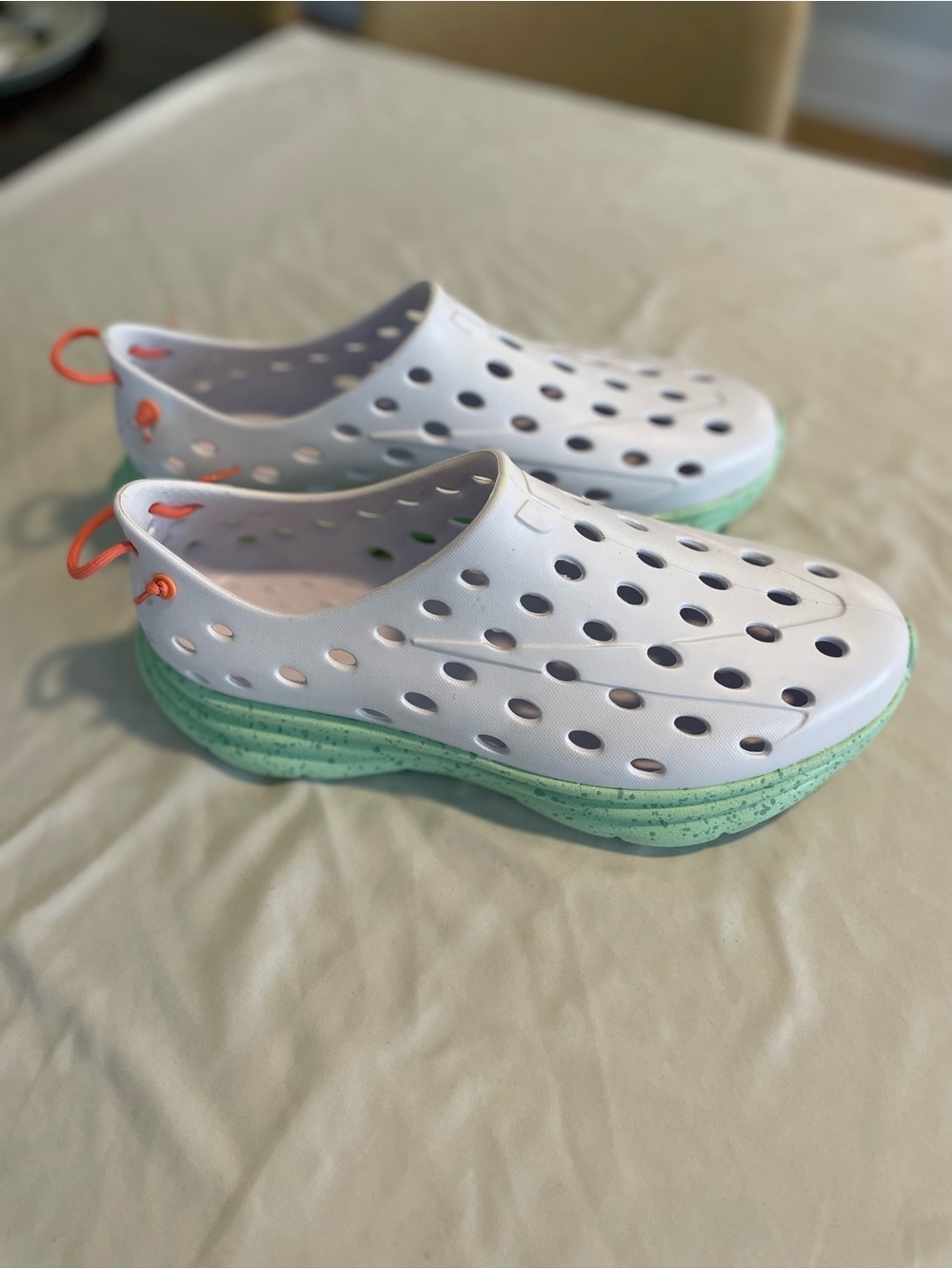 Kane “Revive” Recover Slip-On.  Men’s Size 11.  White Spring Speckle